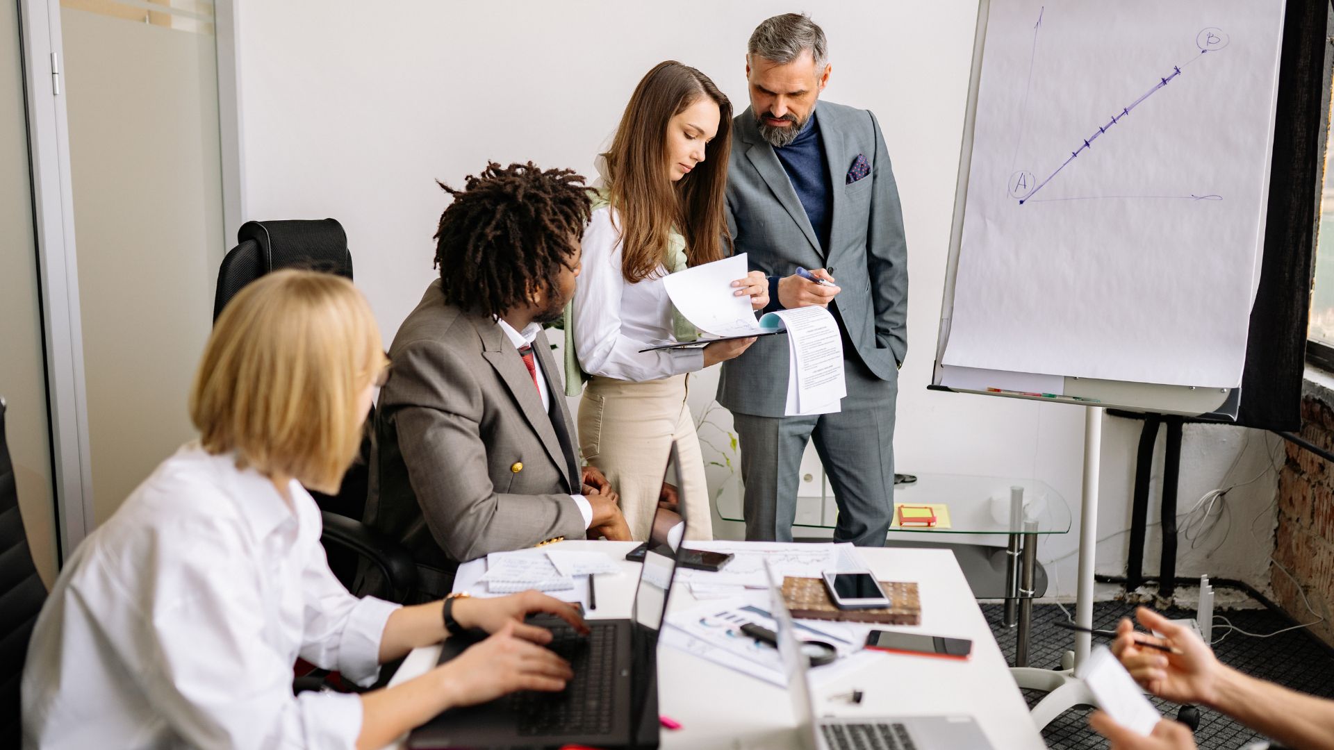 Managing Change in the Workplace: A Practical Leadership Guide with Real-World Examples