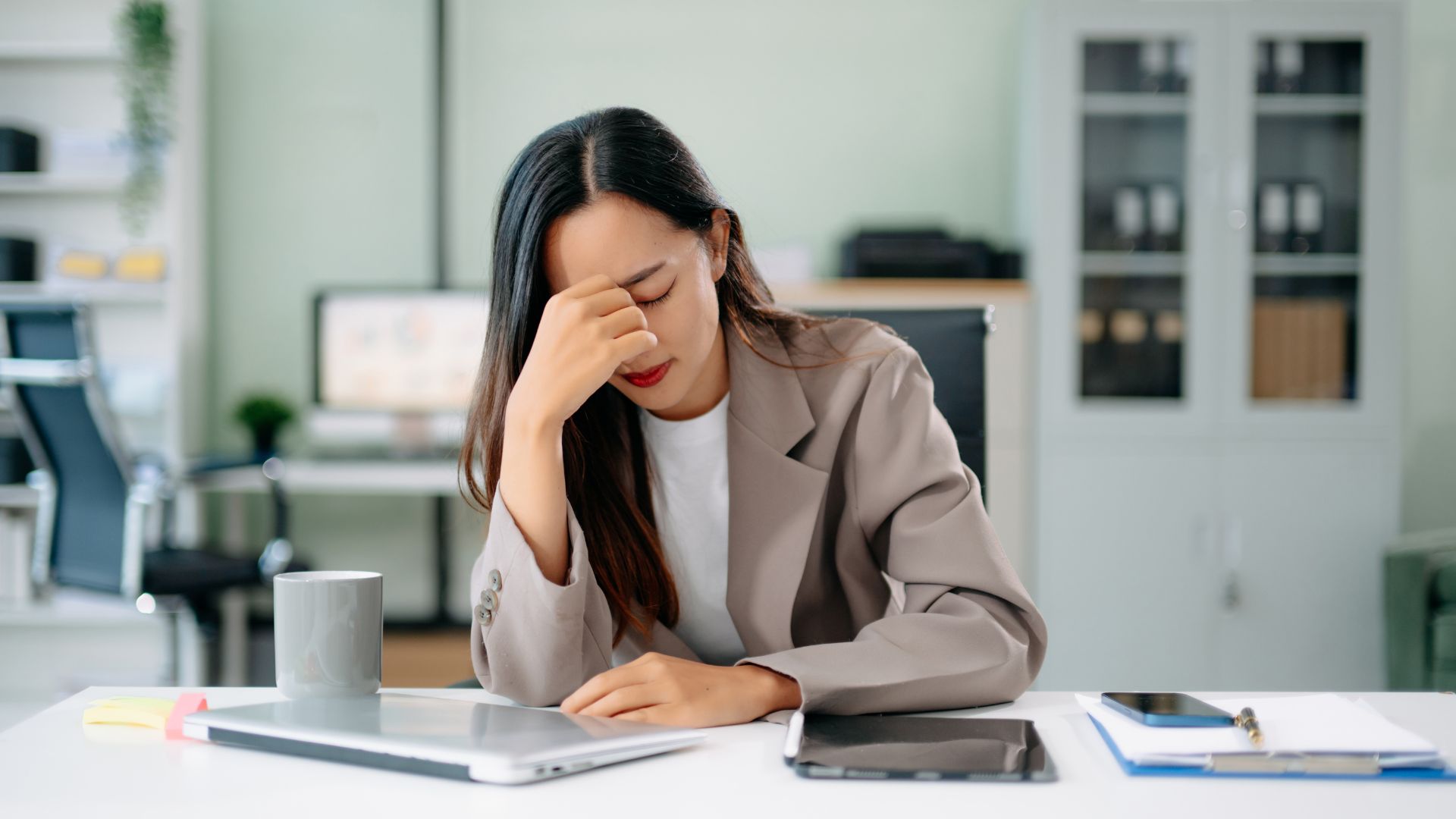 Stress vs Burnout in the Workplace: Signs, Causes and Support Strategies